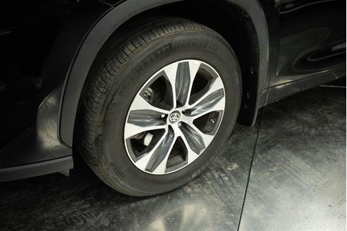 Black 2024 Toyota Highlander XLE