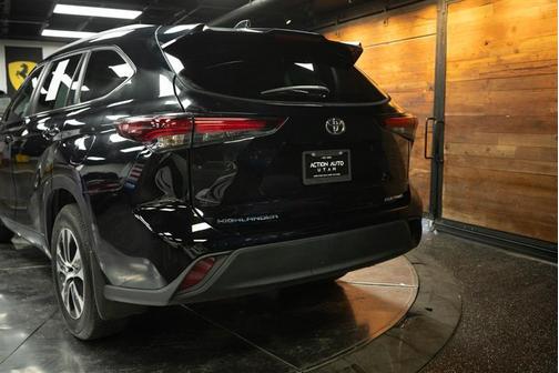 Black 2024 Toyota Highlander XLE