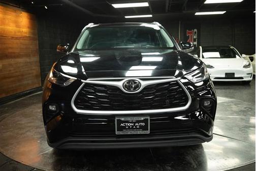 Black 2024 Toyota Highlander XLE