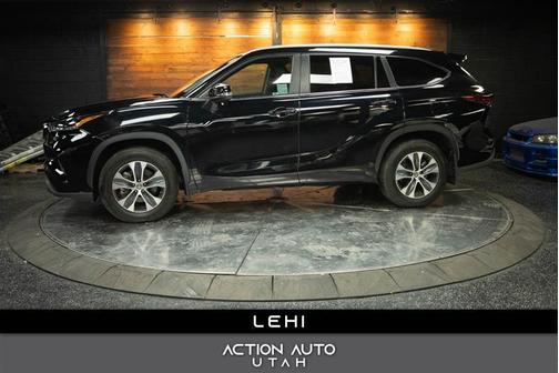 Black 2024 Toyota Highlander XLE