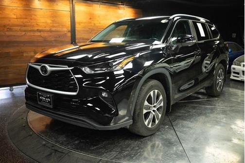 Black 2024 Toyota Highlander XLE