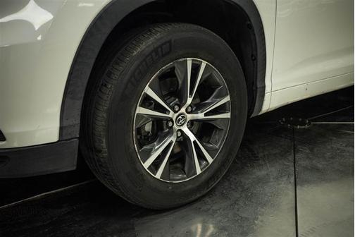 White 2016 Toyota Highlander XLE