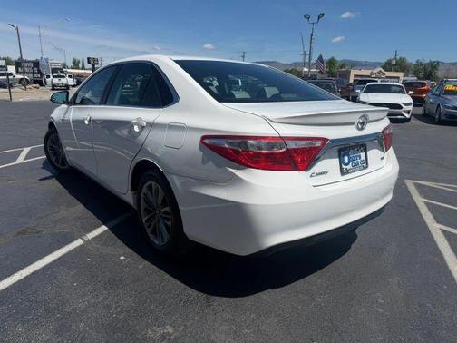White 2016 Toyota Camry SE