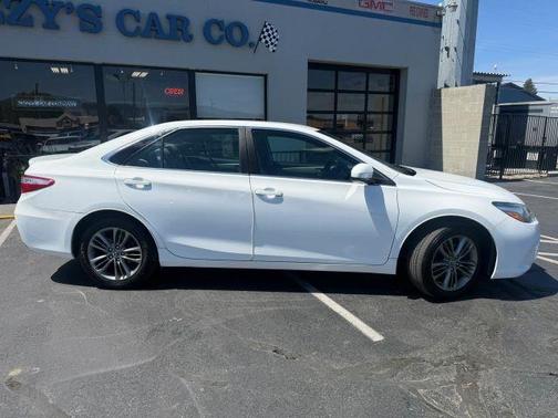 White 2016 Toyota Camry SE