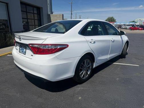 White 2016 Toyota Camry SE