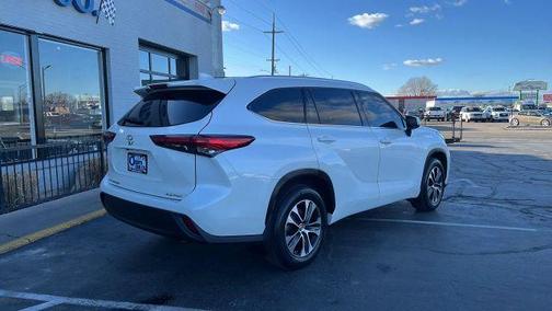 White 2020 Toyota Highlander XLE