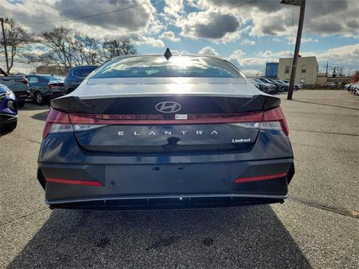 2025 Hyundai ELANTRA Limited