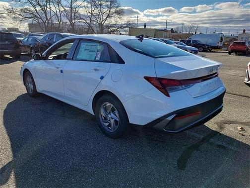 2025 Hyundai ELANTRA SE