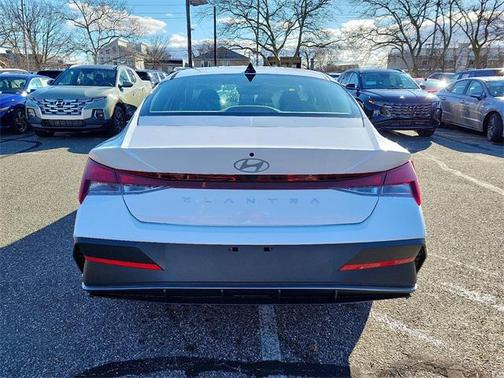 2025 Hyundai ELANTRA SE