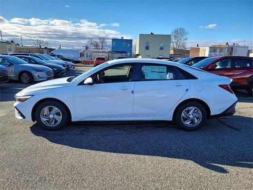2025 Hyundai ELANTRA SE
