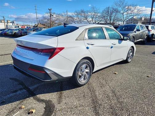 2025 Hyundai ELANTRA SE