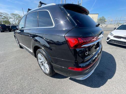Orca Black Metallic 2021 Audi Q7 45 Premium Plus