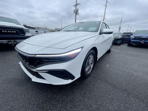 White 2025 Hyundai ELANTRA SE