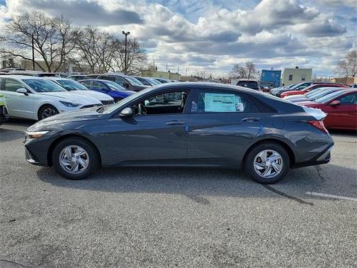 2025 Hyundai ELANTRA SE