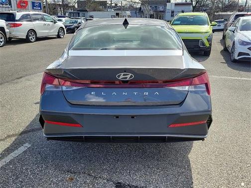 2025 Hyundai ELANTRA SE
