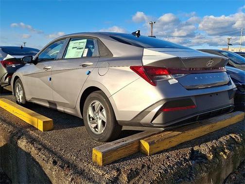 2025 Hyundai ELANTRA SE