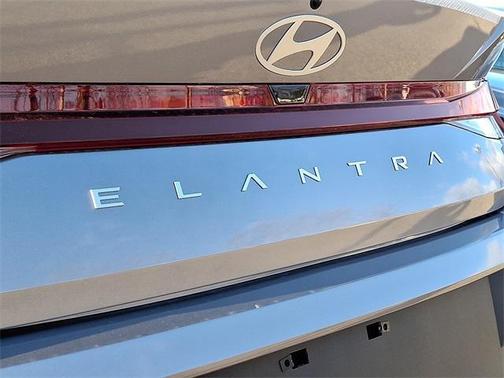 2025 Hyundai ELANTRA SE