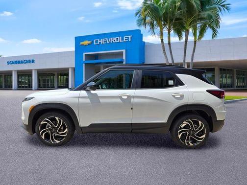 Iridescent Pearl Tricoat 2026 Chevrolet Trailblazer RS