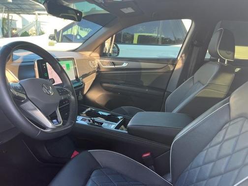 2024 Volkswagen Atlas Cross Sport 2.0T SEL Premium R-Line