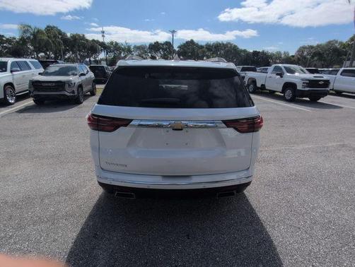 Iridescent Pearl Tricoat 2023 Chevrolet Traverse High Country