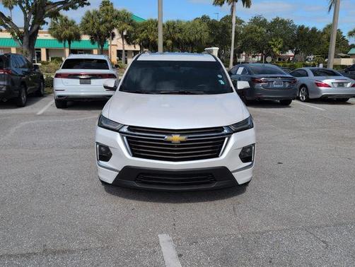 Iridescent Pearl Tricoat 2023 Chevrolet Traverse High Country