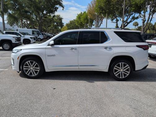 Iridescent Pearl Tricoat 2023 Chevrolet Traverse High Country