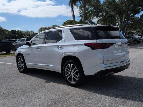 Iridescent Pearl Tricoat 2023 Chevrolet Traverse High Country