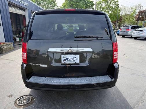 Brilliant Black Crystal Pearlcoat 2008 Chrysler Town & Country Touring