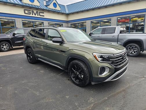 Avocado Green Pearl 2024 Volkswagen Atlas 2.0T SE w/Technology 4MOTION