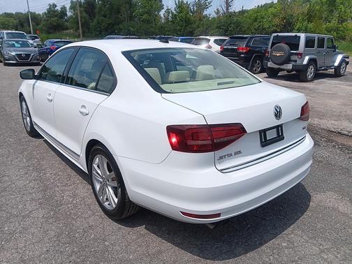 White 2017 Volkswagen Jetta 1.8T SEL