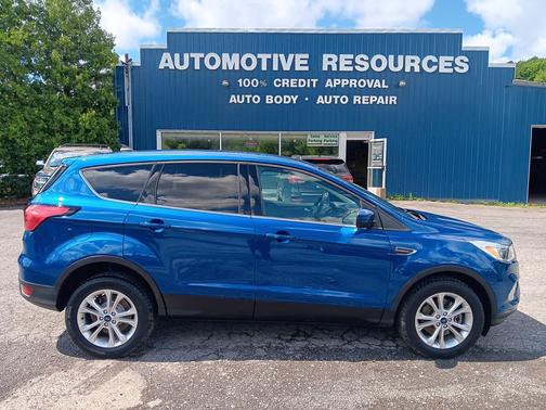 Lightning Blue Metallic 2019 Ford Escape SE
