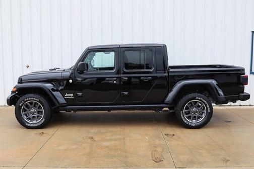 Black Clearcoat 2021 Jeep Gladiator Overland 4x4