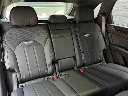 2025 Bentley Bentayga Azure V8