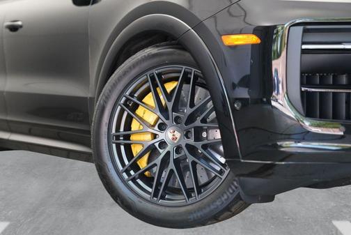 Chromite Black Metallic 2025 Porsche Cayenne GTS
