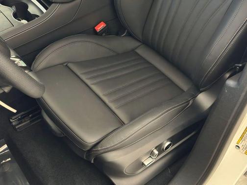 Bianco Astro Metallic 2025 Maserati Grecale Base