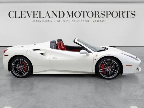 Bianco Avus 2018 Ferrari 488 Spider Base