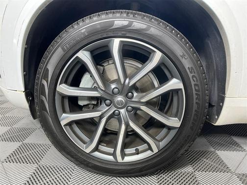 2017 Volvo XC90 T5 Momentum
