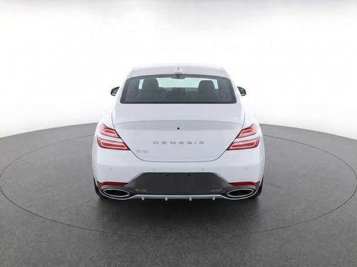 Uyuni White 2026 Genesis G70 2.5T Prestige