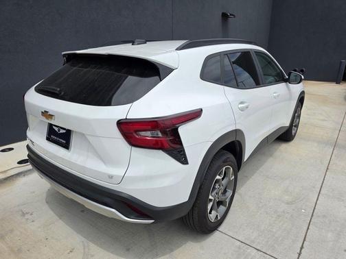 Summit White 2025 Chevrolet Trax LT
