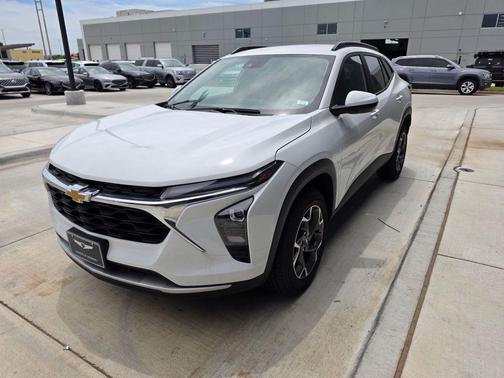 Summit White 2025 Chevrolet Trax LT