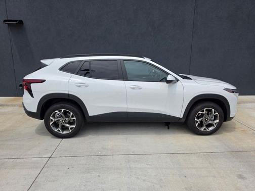 Summit White 2025 Chevrolet Trax LT