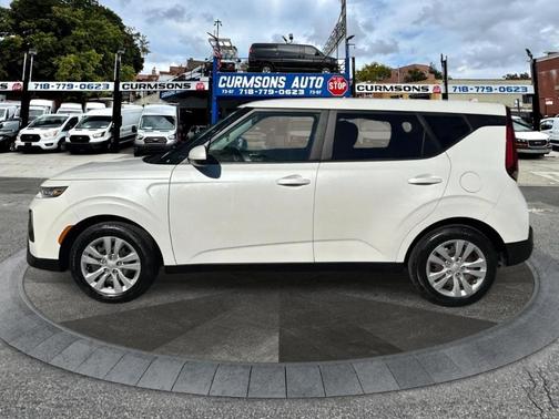 White 2022 Kia Soul LX