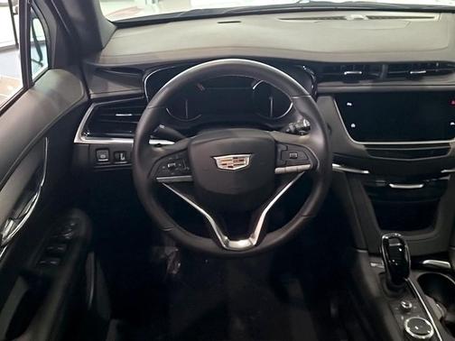 Crystal White Tricoat 2025 Cadillac XT6 Luxury FWD