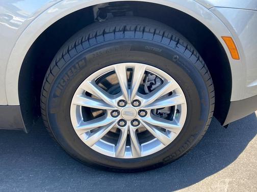 Argent Silver Metallic 2025 Cadillac XT5 Luxury