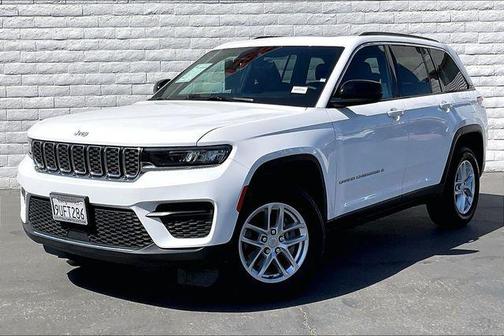 Bright White Clearcoat 2025 Jeep Grand Cherokee Laredo