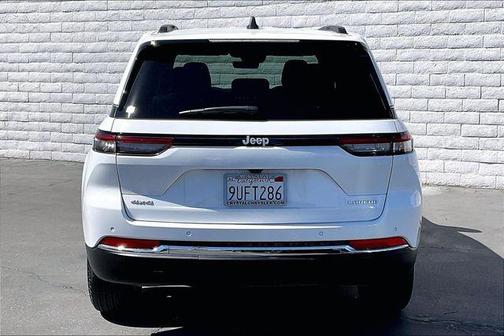 Bright White Clearcoat 2025 Jeep Grand Cherokee Laredo