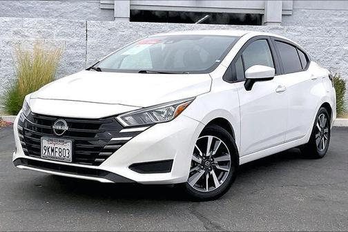 Aspen White Tricoat 2024 Nissan Versa 1.6 SV