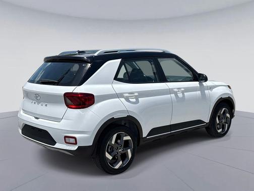 Lunar White w/Black Roof 2026 Hyundai VENUE SEL w/Two-Tone Roof