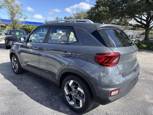 2025 Hyundai VENUE SEL