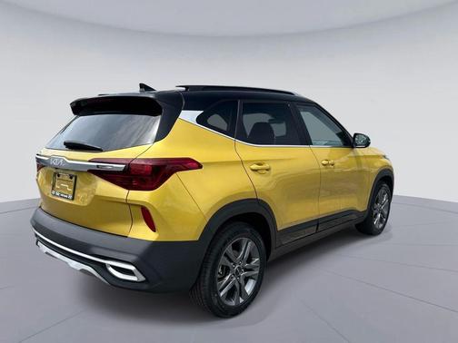 Starbright Yellow/Black Roof 2023 Kia Seltos S